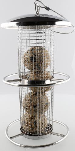 Futterspender gefüllt mit Meisenknödel. ø 14 cm. Höhe 26 cm