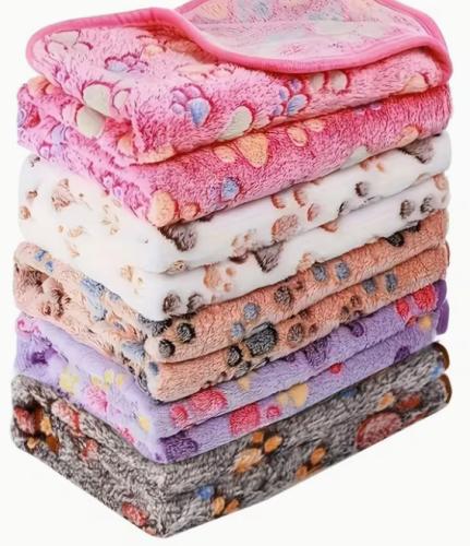 weiche-hunde-katzendecke-pfotenmuster-40x60-cm-163997