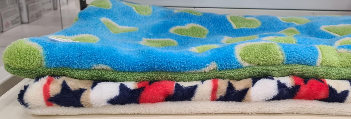Kuscheldecke F, 3 fach Fleece, ca. 48cm x 33cm, Kuscheldecke für Hunde und Katzen, assortierte Farben
